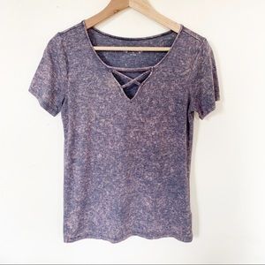 3/$15🌷sale! Mudd tee, cute front detail